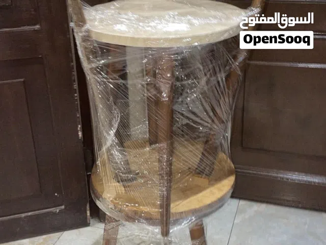 طاولات تقديم وطاولة كبيره للبيع بسعر مناسب جداً استعمال خفيف للبيع. ب30دينار قابل لا تفاوض