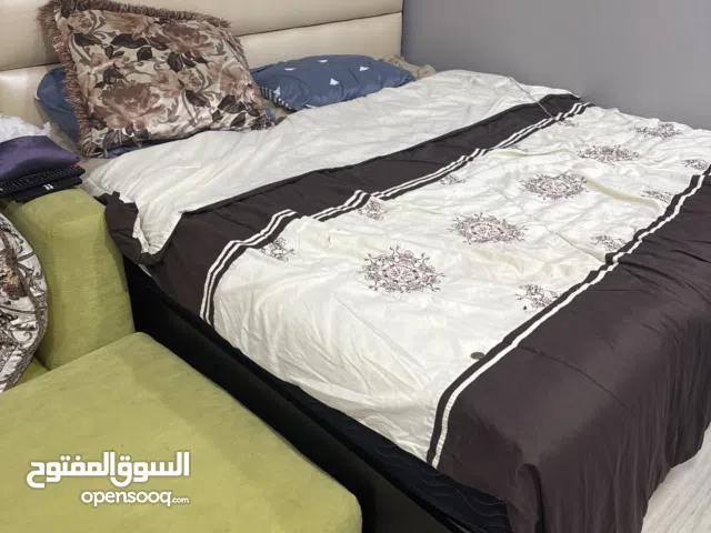 غرفة نوم مستخدمه للبيع مافيها ولا شي خراب امورها طيبه