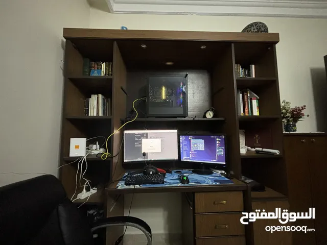 مكتب مع رفوف