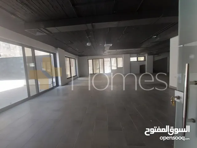معرض تجاري مع ترس عدد 2 للايجار في ارقي مناطق عبدون بمساحة بناء 440م