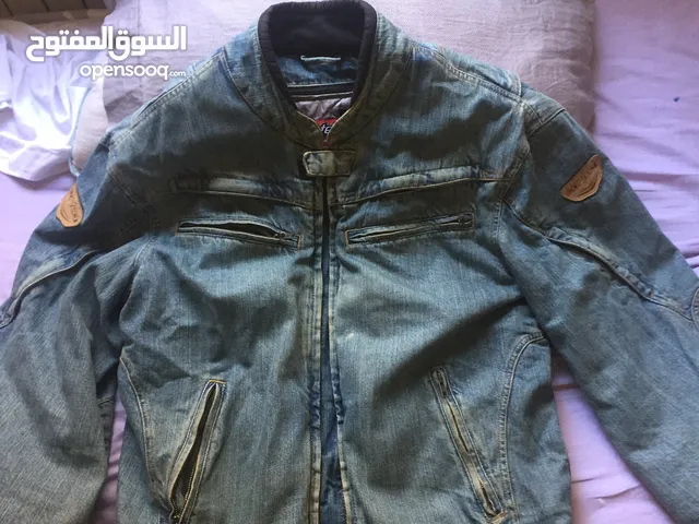 مستلزمات وملابس أمان الدراجة جاكيتات و خوذ و اكسسوارات مختلفة