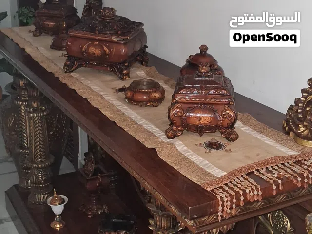 طاولة فخمة للديكور مع مراية وشامل التحف للبيع (بيرو)