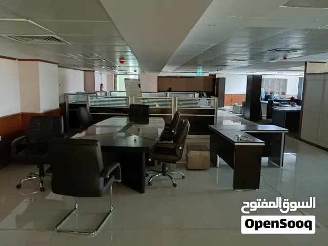 اثاث مكاتب بحالة جيده استعمال خفيف موجود كل ما تحتاجه في المكتب ، العين منطقة الصناعيه