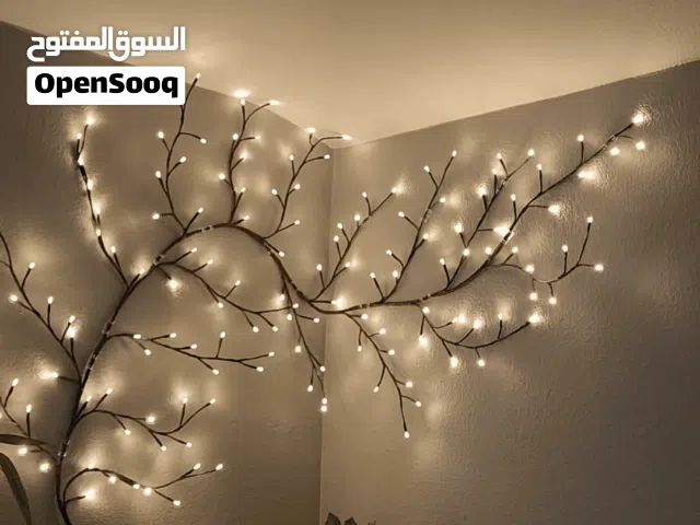 إنارة جدارية بشكل شجرة الاستخدامات مثالية لتزيين الجدران، الغرف، الممرات، والمداخل. تضيف أجواء دا