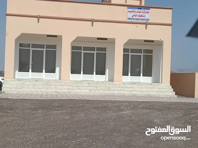 محلات للإيجار أو للبيع مع شقة