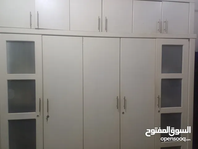 دولاب بحالة ممتازة بخزنات لون ابيض لدواعي السفر عرض مترين و60سم التواصل للجاديين التفاوض بالمعقول