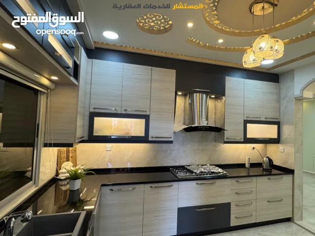 شقة ملوكيه للبيع في السكنيه الثامنه الغربي طابق ثالث موقع مميز بالقرب من سوق الثامنه