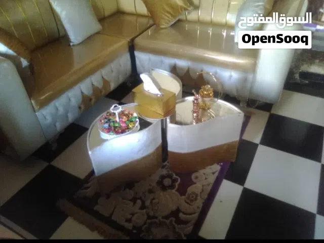 للبيع طقم كنب زاوية مع طاولة وسط بتصميم أنيق وعصري، مناسب للمجالس