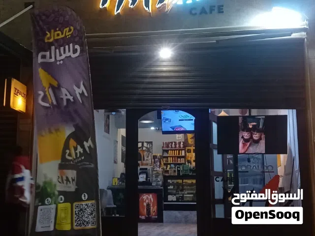 كافي كامل متكامل للبيع بحالة ممتازة  جميع المواكين شغالة مكان حيوي وممتاز في أرض بن علي شارع المطاعم
