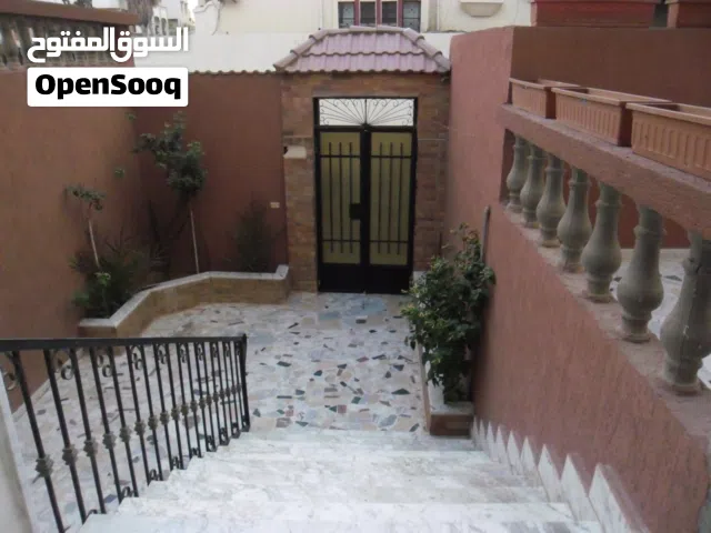 مبنى للإيجار متكون من ثلاثة أدوار مفصولة