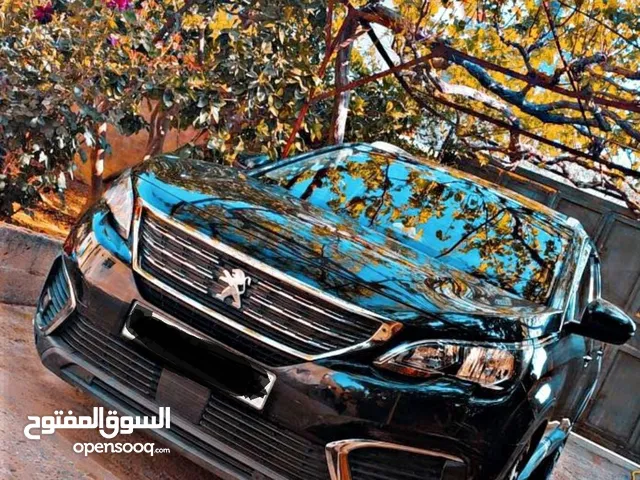 سيارة بيجو 5008