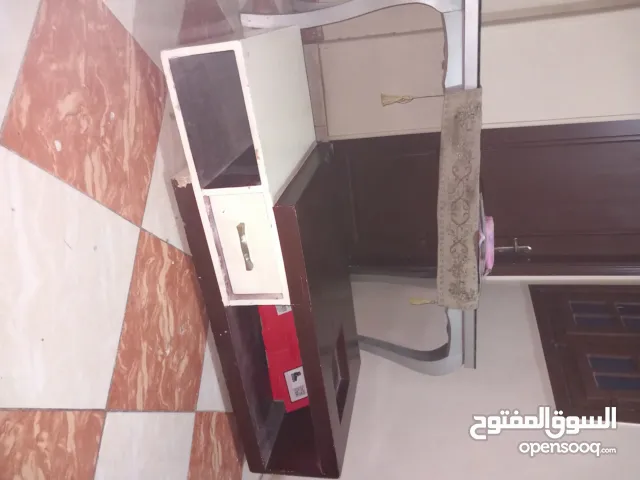 ترابيزة شكلها شيك وتقيلة وخشبها محترم تصلح للأنتريه او للشاشة للبيع بسعر ممتاز جدا