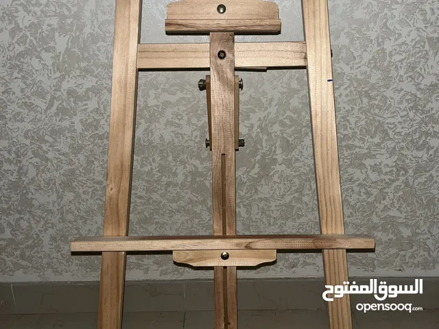 ستاند لوحات خشبي مرات قليلة من ايكيا + اربع لوحات بيضاء متوسطة الحجم