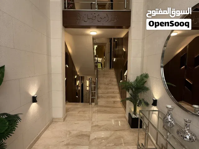 اخر شقة ارضية 200 متر داخلي وخارجي 50 متر في اجمل مناطق طريق المطار الحويطي على شارعين تشطيب فاخر