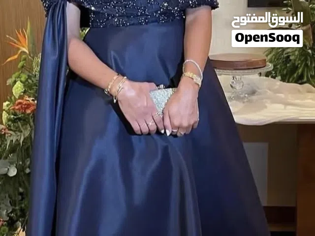 فستان سهرة راقي وفخم جدا وسعره جدا ممتاز لا يوجد الا هذه القطعه الفريدة من نوعها ولونها الجذاب