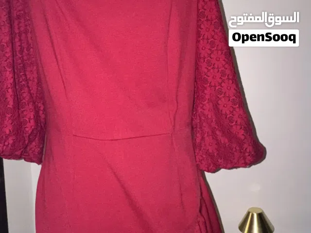 فستان عنابي قصير