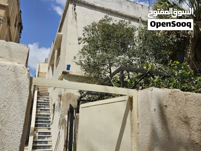 عماره  لقطه شبه فيلا مستقله مكونه من  3 شقق مع حديقه   مبهجه للبيع نقدا في جبل  النزهه .