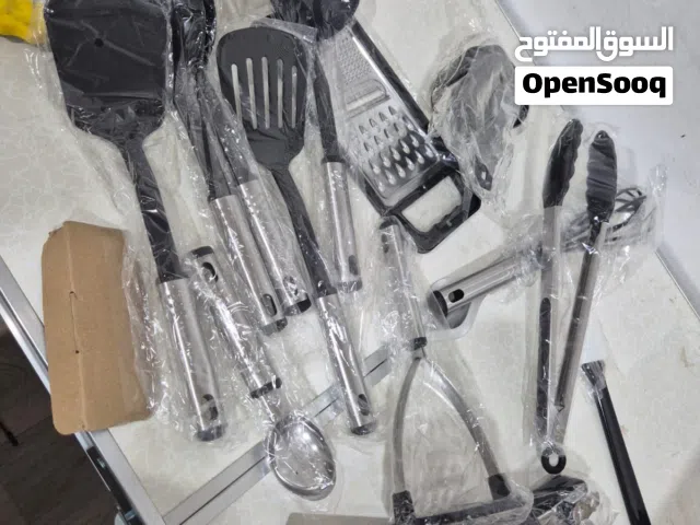 معدات خاصه بالمطبخ عددها 25 قطعه تقريبا