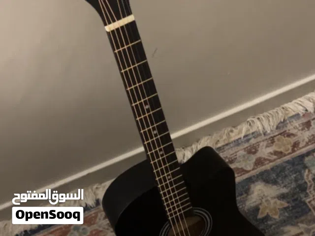 قيتار اسود كبير مع ثلاث ريش و عداد كهربائي و مسكة  نظيف