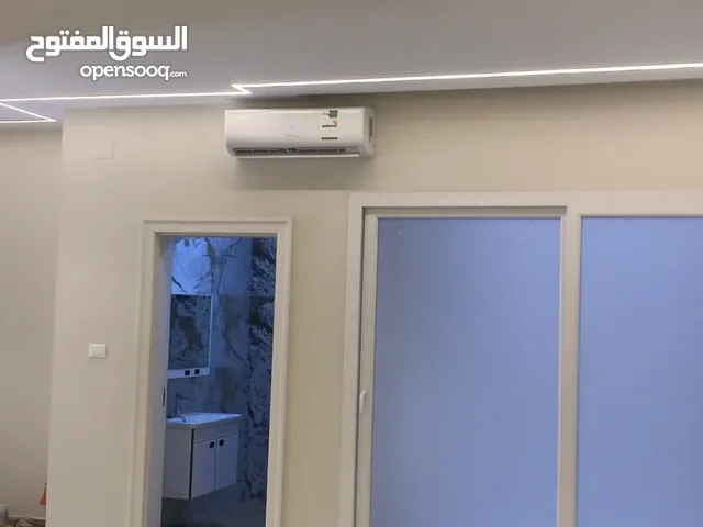 شقة تجارية دورين دوبلكس تشطيب 2025 مستقلة تشطيب درجة اولي في راس حسن بالقرب من شركة المدار