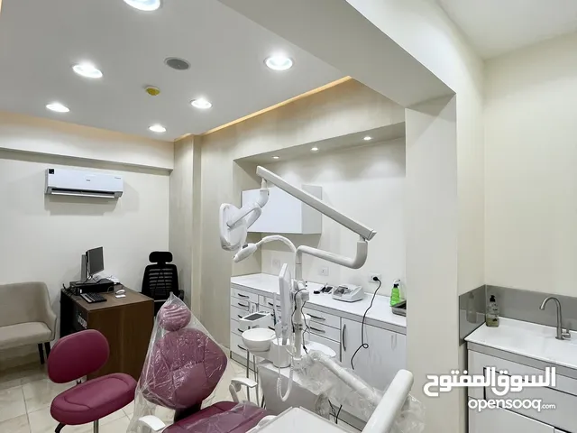 عيادة اسنان متشطبة ومكيفة ومجهزة بجميع اجهزة الاسنان موقع متميز بمصر الجديدة