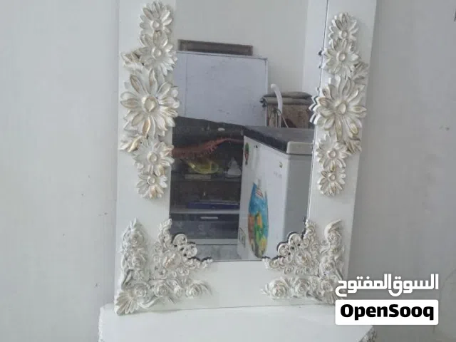 ميز مرايه للبيع السعر 50 بيها مجال
