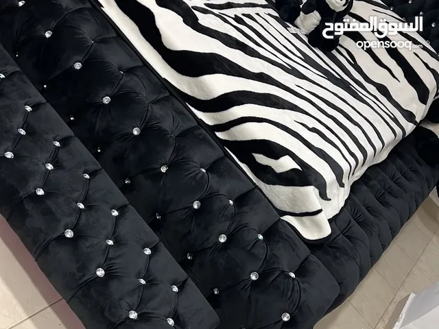 سرير اسود مخمل مع بفة طولية قياس السرير180*200