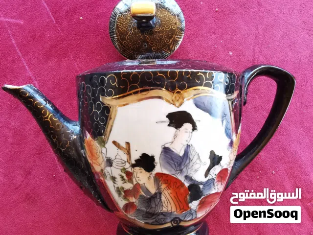 طقم اباريق مرسوم عليه رسم ياباني انتيك فاخر متوارث عبر الاجيال في العائلة يقدر عمره ب 50 عام و إبريق