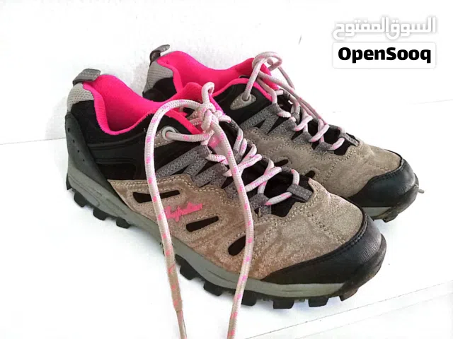 حذاء رياضي نسائي