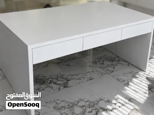 مكتب ب 3 ادراج مستعمل بشكل بسيط