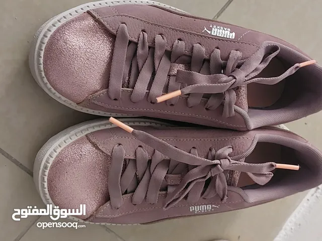حذاء من بوما لون بنفسجي فاتح ولون اسود