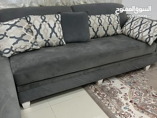للبيع سجاد جديد مع كنبات ثلاثه من شركه.