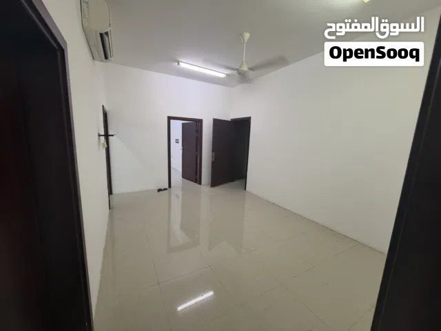 للعوائل شقة فاخرة للإيجار مع الواي فاي مجانا في الموالح قريب دوار المائدة في الروف البنتاهوس