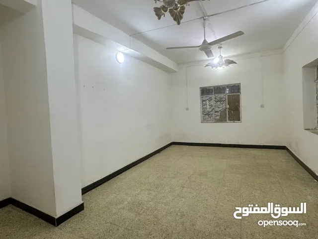 دار تجاري حديث للايجار المساحة 120 متر مكون من طابقين في البصرة - العباسية