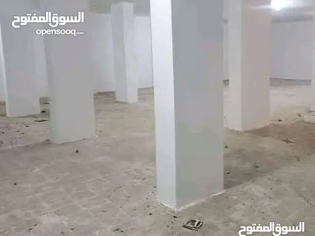 بدروم المساحه ثمان لبن سقف مرتفع يساع 17قاطره داعشيه ويوجد فيه 2حمامات فتحه كبيره وشارع يتسع للقواطر