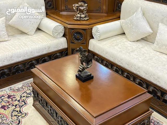 العودة للأصالة بروح عصرية مع جلسة اصالة حفر 3D تفصيل بالمتر خشب زان مع سويد مع فينير ووتربروف