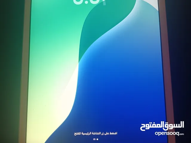 ايباد الجيل الثامن نضيف للبيع بسعر حرق