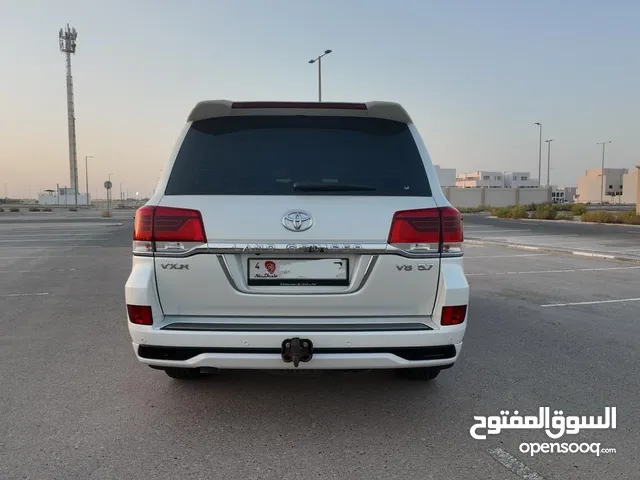 للبيع تويوتا لاندكروزر ستيشن خليجي – 2018 أبيض