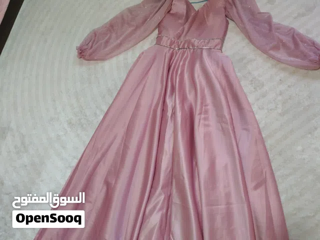 مجموعه ملابس في منها جديد وفي لبسه واحده لاعمار متفرقه  ستاتي وبناتي