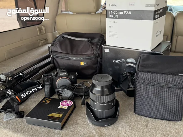 سوني a7IV بحالة ممتازة مع عدسة سيجما 24-70 f2.8 و جميع ملحقاتها