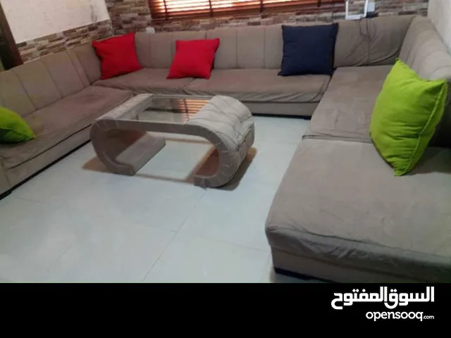 غرفة ضيوف و معيشة و كوانر وتخت مفرد
