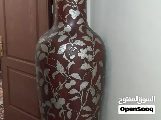 مزهرية ديكور كبيرة وفخمة جداً، تصميم أنيق بلون بني غامق مع نقوش وزخارف نباتية بارزة بلون ذهبي/فضي .