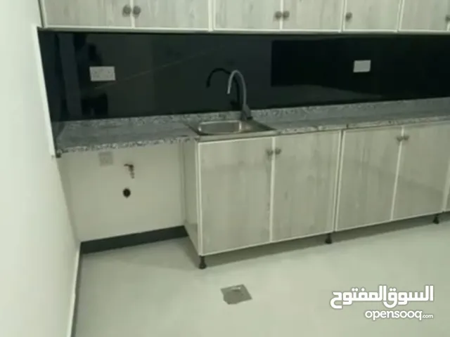 شقه للايجار بجانب جميع الخدامات في ابو طبي