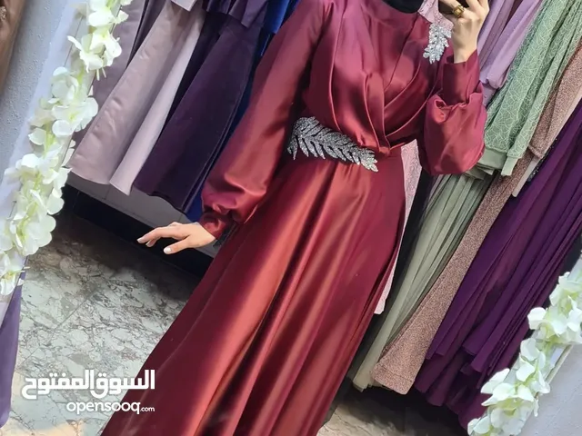فستان سهرة لونه دمار