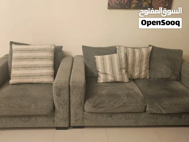 غرفة جلوس مع طاولة تلفاز