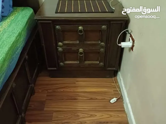 سرير وتسريحة وكمودينتين