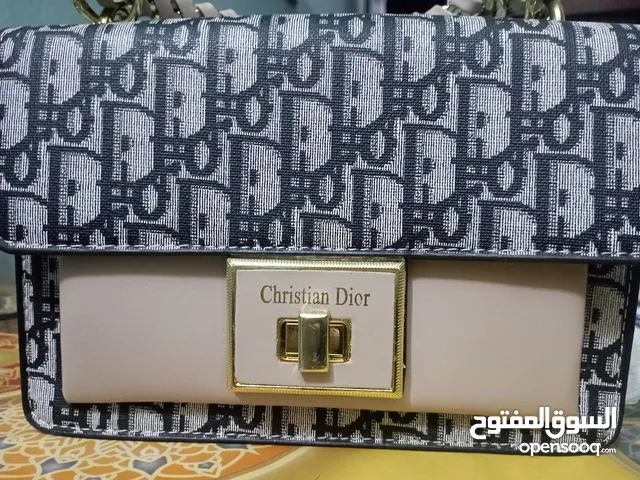 حقيبه Dior كوبي بيست كثير حلوه جلدها كثير ممتاز الحقيبة ليست مستعمله