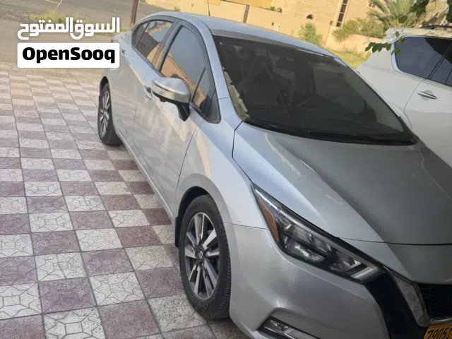 نيسان صني 2022 خليجي فضي بحالة جيدة مع كاميرا خلفية وبلوتوث