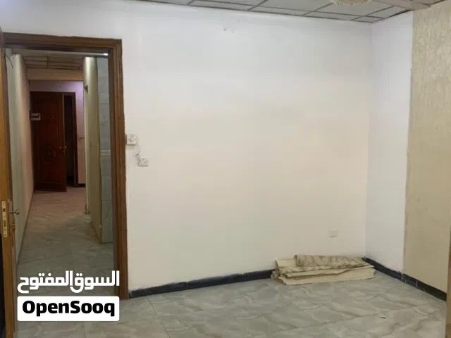 شقة للبيع ملك صرف فتح بيان مباشر ( بدون دلالية ) نظيفة جداً مساحة 60 متر طابق اول موقعها الكرادة