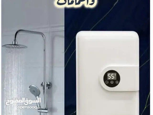 سخان ماء كهربائي فوري بقوة عالية وتصميم أنيق مع شاشة زجاجية رقمية  . يعمل بدون خزان ويوفر لك ماءً